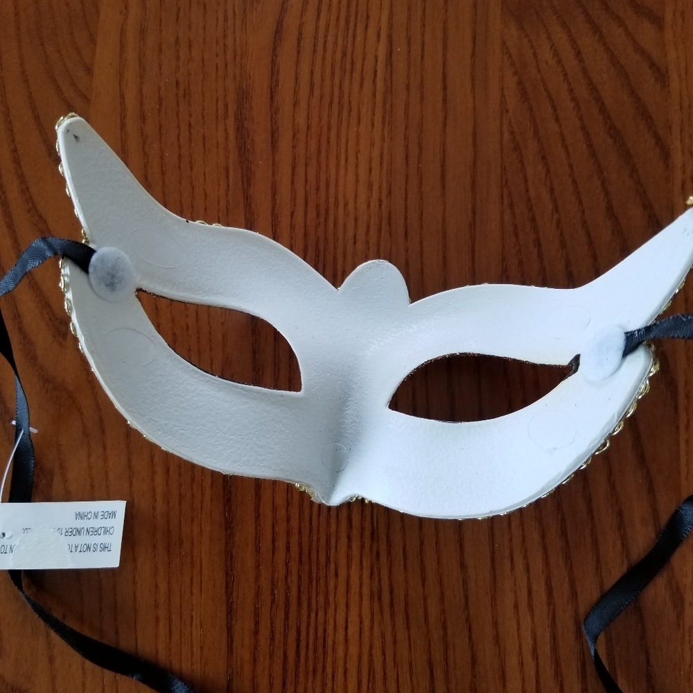 Sparkly new decorative eye masks - Picture 4 of 7